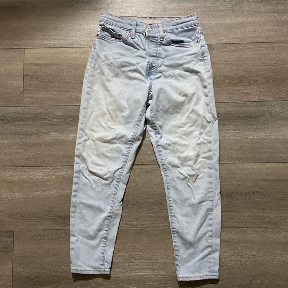 Light wash Levi’s wedgie skinny jeans